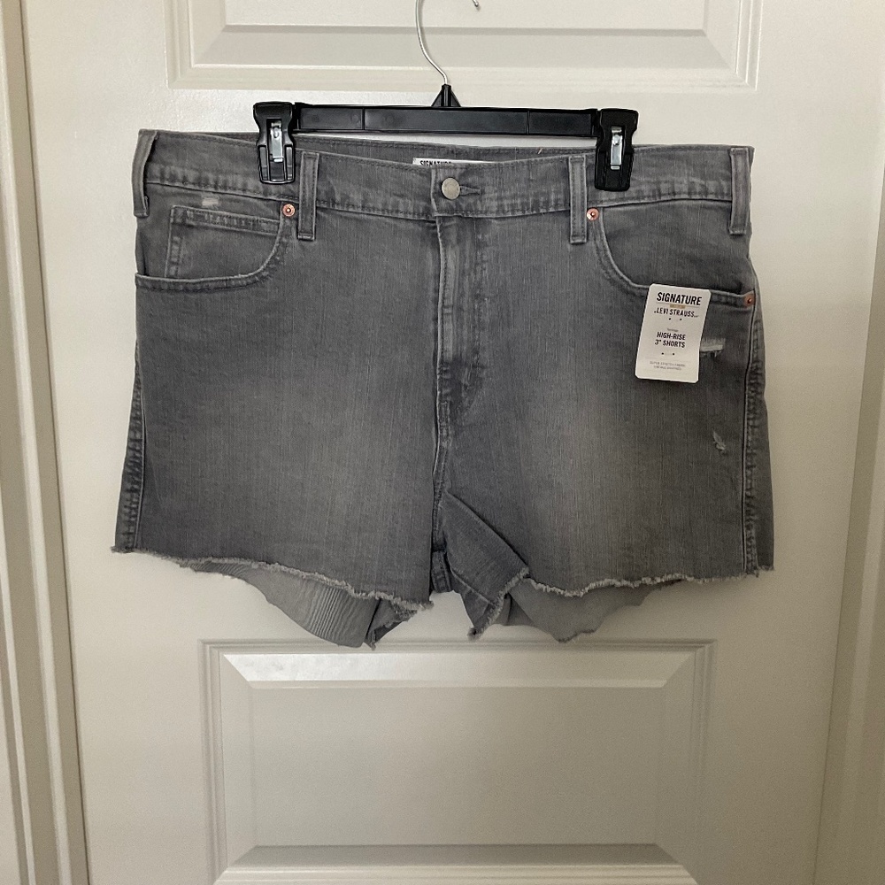 Levi’s Signature High Rise 3” Jean Shorts - Grey - Size 33/16